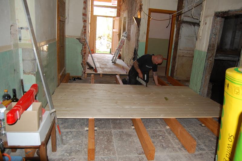 20170 10 Fußböden werden auf ein einheitliches Niveau gebracht 01 800.JPG