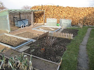 Gemüsegarten...und offenes Gewächshaus...<br />Das Holz gehört leider nicht uns...