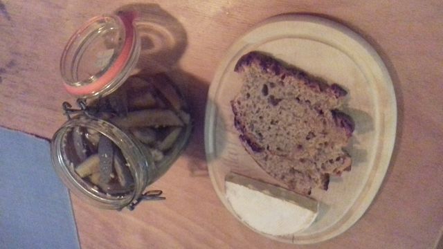 Glücklichmachendes geselbertes Essen, Brot gebacken mit Omi, gurken auf der Terasse angebaut und camembert selbst gemacht