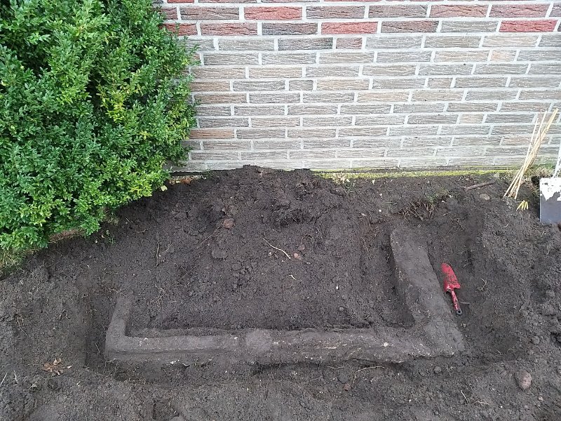 Beim Graben haben wir ein Fundament entdeckt