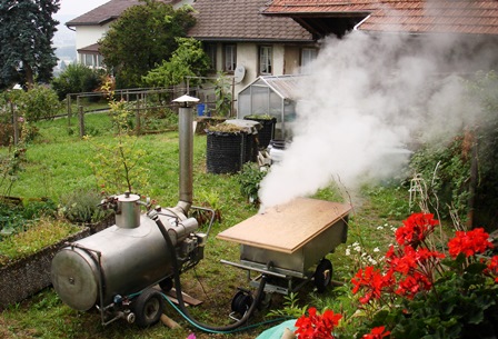 Dampfkessel in Betrieb mit Dampfwagen 1 .jpg